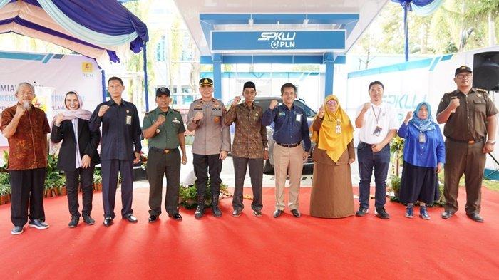 PLN bersama jajaran Forkopimda Kabupaten Hulu Sungai Tengah dalam kegiatan Peresmian SPKLU. Berdiri (kiri ke kanan), pengguna mobil listrik, Bapak Syaidiman, Direktur PT Yaza Pratama, Kumala Sari, Kasidatun Kejari HST, David Andi, Dandim 1002 Barabai, Letkol Kav Gagang Prawardhana, Wakapolres HST, Kompol Raindhard Maradona, Ketua DPRD Kabupaten HST,  Rahmadi Jingga, General Manager PLN UID Kalselteng, Muhammad Joharifin, Asisten Bidang Ekonomi Pemkab HST, Sunar Wiwarni, Manager UP3 Barabai, Ramdani Agustiyansah, Panitera Pengadilan Negeri Barabai, Noor Mahdalina,SH, Pengadilan Negeri Barabai, Muslim Stiawan, SH.
