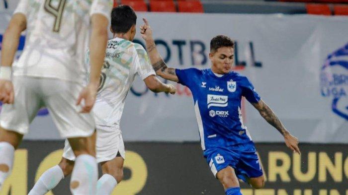 Cuplikan pertandingan di babak pertama PSIS Semarang kontra Persib Bandung di pekan ke-22 Liga 1 2024/2025 saat Gali Freitas coba ditutup Robi Darwis di Stadion Jatidiri, Semarang, Jawa Tengah, Minggu (9/2/2025).