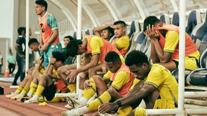 TERSANDAR - Sejumlah pemain Barito Putera tersandar di kursi cadangan dan sedih setelah dipastikan degradasi ke Liga 2 meski menang atas tuan rumah PSIS Semarang 1-2 di Stadion Semarang Jatidiri, Sabtu (24/5/2025).