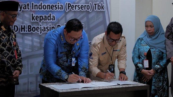 PT Bank Rakyat Indonesia Persero Tbk Branch Office Pleihari menyerahkan satu unit mobil Ambulance kepada Pemerintah Kabupaten Tanah Laut dalam hal ini  Rumah Sakit Umum Daerah (RSUD) Hadji Boejasin.