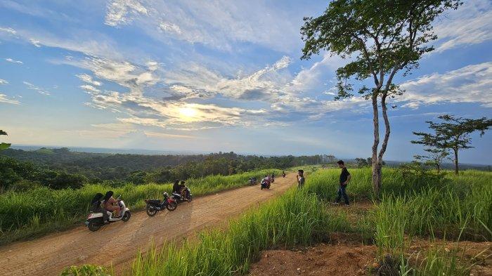 BUKIT JAPAN - Panorama alam Bukit Japan, di jalur perbatasan Desa Mantuyan, Kecamatan Halong dan Desa Simpang Nandung, Kecamatan Tebing Tinggi, Kabupaten Balangan. 