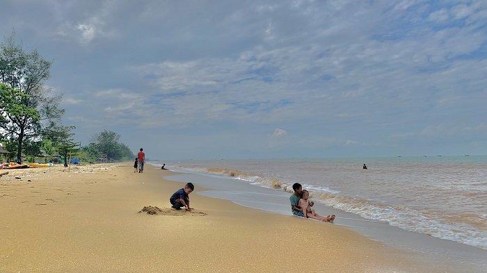 Pantai Asmara di Desa Muara Asam-Asam, Kecamatan Jorong, Kabupaten Tanahlaut, Provinsi Kalimantan Selatan ramai saat liburan sekolah, Minggu (18/6/202).