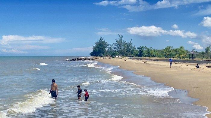 BORNEO BEACH JORONG- Pantai Borneo Beach Jorong di Desa Swarangan, Kecamatan Jorong, Kabupaten Tanah Laut, Provinsi Kalimantan Selatan, Minggu (6/7/2025). 