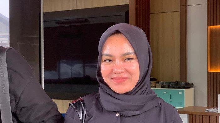 Medina Zein keluar dari Lapas Perempuan Kelas II A, Pondok Bambu, Jakarta Timur September 2024.