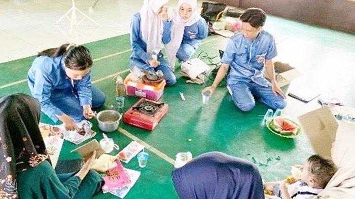 Para Ners Muda Universitas Lambung Mangkurat (ULM) melaksanakan berbagai macam kegiatan program kerja yang menarik dan bermanfaat bagi masyaraka, khususnya kesehatan balita, di Desa Awang Bangkal Barat, Kecamatan Karang Intan, Kabupaten Banjar, Provinsi Kalimantan Selatan.