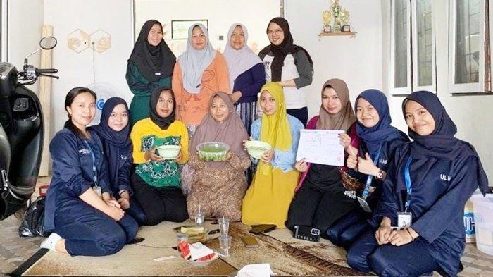 Para ibu dan Ners Muda Universitas Lambung Mangkurat (ULM) di Desa Awang Bangkal Barat, Kecamatan Karang Intan, Kabupaten Banjar, Provinsi Kalimantan Selatan.