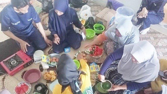 Para ibu diajak Ners Muda Universitas Lambung Mangkurat (ULM) untuk meningkatkan pengetahuan dan kesadaran mengenai pentingnya ASI Eksklusif selama 6 bulan bagi bagi tumbuh kembang dan kecerdasan balita, yakni bertempat di Desa Awang Bangkal Barat, Kecamatan Karang Intan, Kabupaten Banjar, Provinsi Kalimantan Selatan.