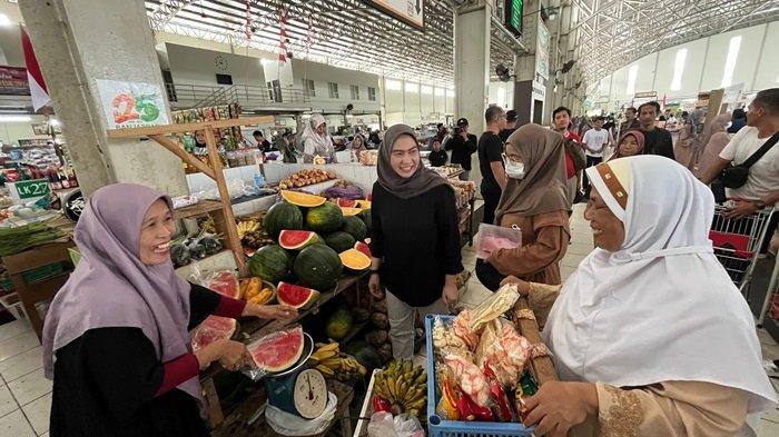 Para pedagang tak bisa menyembunyikan raut wajah bahagia saat Hj. Lisa Halaby memborong dagangannya di Pasar Bauntung, Jalan RO Ulin, Banjarbaru, Minggu (20/10/2024) pagi.