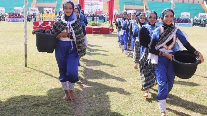 Parade tim guru salah satu peserta Porseni PGRI di area halaman Stadion 2 Desember, Kota Kandangan, Kabupaten Hulu Sungai Selatam (HSS), Rabu (23/8/2023).