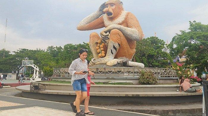 
Patung Bekantan raksasa di Taman Maskot Bekantan di Banjarmasin berbahan utama perunggu. 
