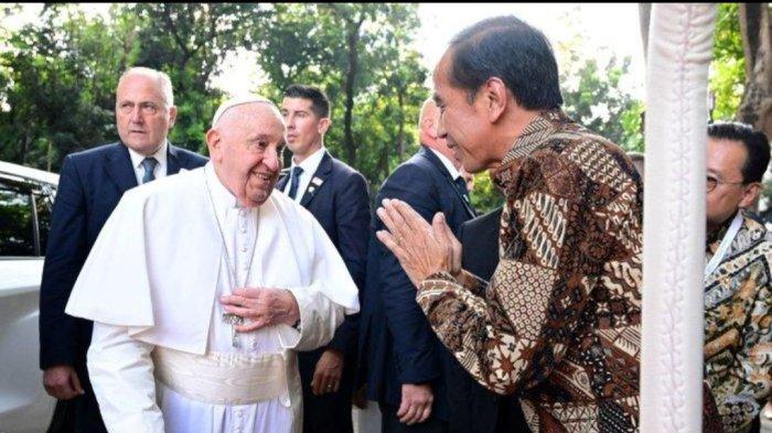 Presiden Joko Widodo (Jokowi) menyambut langsung kedatangan Yang Teramat Mulia Bapa Suci Paus Fransiskus dalam Misa Suci di Stadion Utama Gelora Bung Karno (GBK), Jakarta, pada Kamis, (5 /9/2024). Acara dihadiri puluhan ribu umat Katolik.
