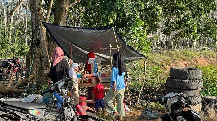 Pedagang di wisata Watu Tanjung, Desa Sumber Wangi, Kecamatan Karang Bintang, Kabupaten Tanahbumbu.