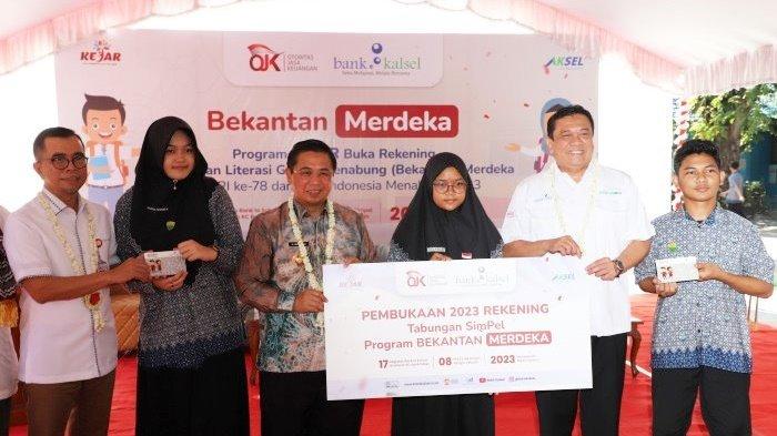 Pelajar buka rekening dalam kegiatan program Bekantan (Buka Rekening Tingkatkan Literasi Gemar Menabung) di SMAN 2 Banjarmasin.