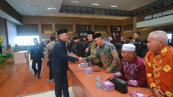 Pelaksana Harian (Plh) Bupati Barito Kuala H. Zulkipli Yadi Noor melaksanakan penandatanganan nota kesepakatan terhadap KUA-PPAS APBD Tahun 2025 dan KUPA-PPAS Perubahan untuk Perubahan APBD Tahun 2024 bersama pimpinan DPRD Batola di ruang sidang paripurna Gedung DPRD Batola, Jumat (2/8/2024).