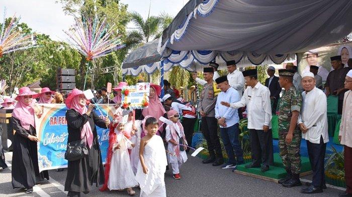 Pelaksana Tugas (Plt) Bupati Kapuas, HM Nafiah Ibnor, menyapa peserta Pawai Tahun Baru Islam 1445 Hijriyah, Sabtu (22/7/2023).