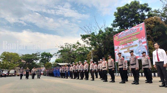 Pelaksanaan apel gelar pasukan operasi kepolisian terpusat lilin intan 2023, Polres Tanahbumbu, dalam rangka pengamanan hari natal 2023 dan tahun baru 2024, Kamis (21/12/2023). Di Mapolres Tanahbumbu.