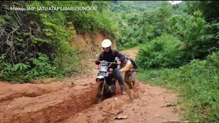 Pelaksanaan pelayanan pendidikan di desa terpencil di Kabupaten Balangan. Guru harus berjuang melewati jalan yang rusak.