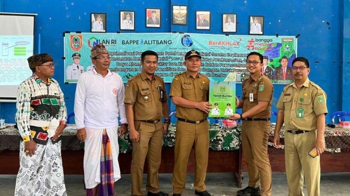 Pelaksanaan sosialisasi perencanaan pembangunan secara aktif melalui Aplikasi “Simple Plan”  di Gedung Pertemuan Desa Kerta Buwana, Kecamatan Sungai, kemarin oleh Bappedalitbang .