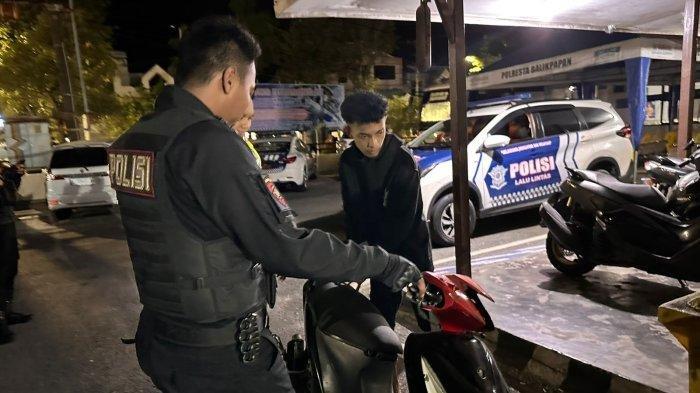 Pelaku balap liar di Balikpapan diamankan polisi saat patroli dini hari, Selasa (14/5/2024). Satu unit sepeda motor beserta pengemudinya diamankan dan diserahkan ke Satlantas Polresta Balikpapan untuk proses lebih lanjut.