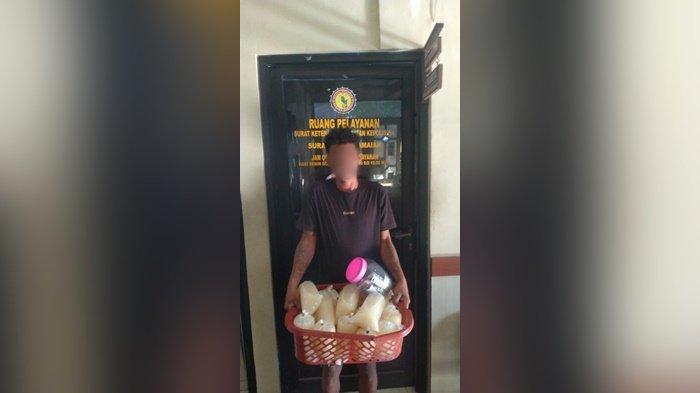Pelaku beserta barang bukti ungkapan kasus Tipiring Penjualan Tuak/Minuman Keras di Kelurahan Bangkal, Kecamatan Cempaka, Kota Banjarbaru