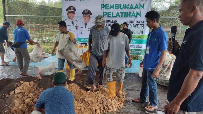 Pelatihan pembuatan pupuk kompos organik (granul) berbahan dasar kotoran hewan kerja sama Rumah Inspirasi Kreatif (RIK) Tanahbumbu dengan PT Arutmin Indonesia Tambang Batulicin