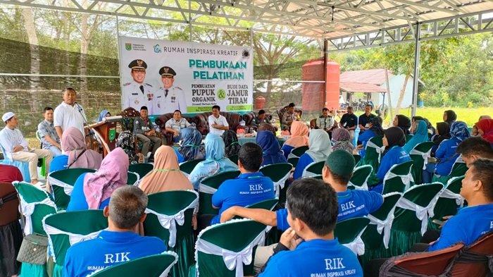 Pelatihan pembuatan pupuk kompos organik (granul) berbahan dasar kotoran hewan kerja sama Rumah Inspirasi Kreatif (RIK) Tanahbumbu dengan PT Arutmin Indonesia Tambang Batulicin