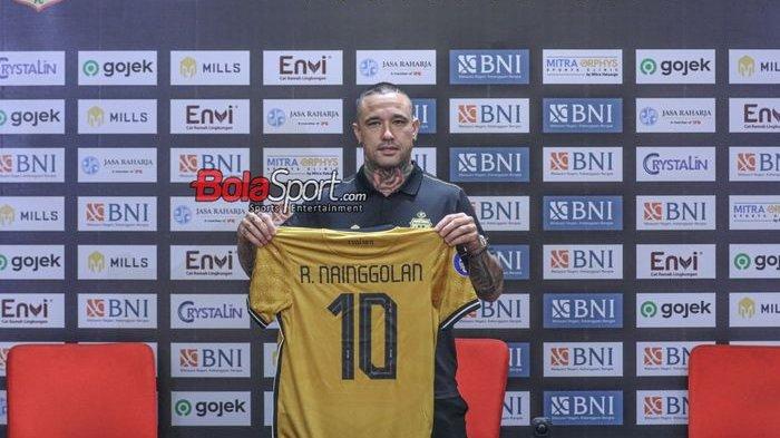 Radja Nainggolan sedang menunjukkan nomor punggungnya di Media Center Stadion Utama Gelora Bung Karno, Senayan, Jakarta, Senin (4/12/2023) malam.