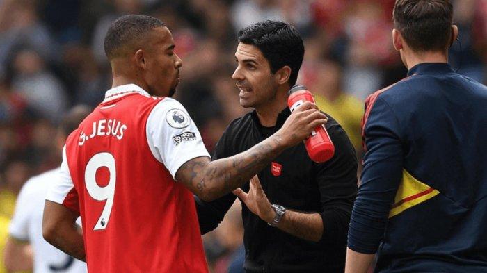 Pemain dan pelatih Arsenal, Gabriel Jesus dan Mikel Arteta. 