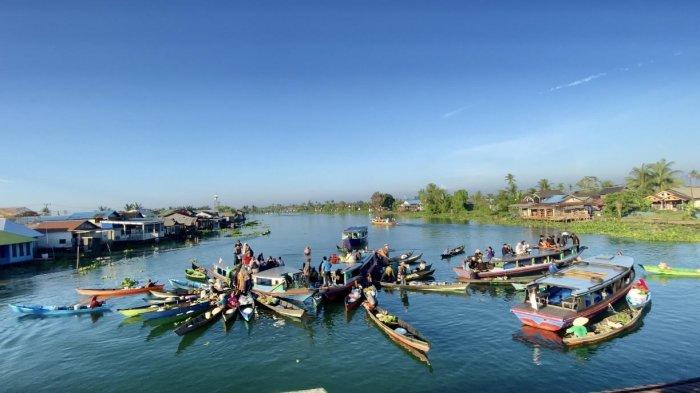 Pemandangan Pasar Terapung Lok Baintan, Desa Lok Baintan, Kecamatan Sungai Tabuk, Kabupaten Banjar, Kalimantan Selatan dari atas jembatan.