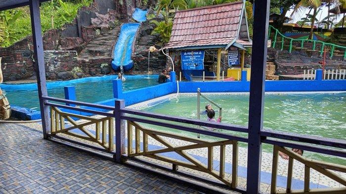 
Pengunjung menikmati fasilitas di Pemandian Air Panas Sumur Manggurak, Desa Sigam, Kecamatan Pulau Laut Sigam, Kabupaten Kotabaru, Senin (27/1/2025).  
