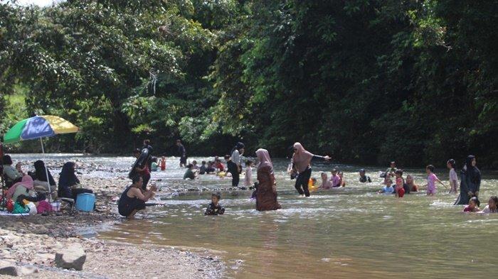 PEMANDIAN SUNGAI ALUT- Suasana pemandian Sungai Alut, KM 60 jalan Alternatif Banjarbaru Batulicin, Desa Gunung Raya, Kecamatan Mantewe, Kabupaten Tanahbumbu, Kalimantan Selatan, Minggu (29/6/2025).