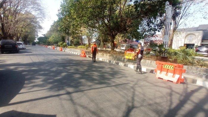 Pemasangan rambu larangan parkir oleh petugas Dinas Perhubungan (Dishub) Kota Banjarbaru di Jalan Pangeran Suriansyah.