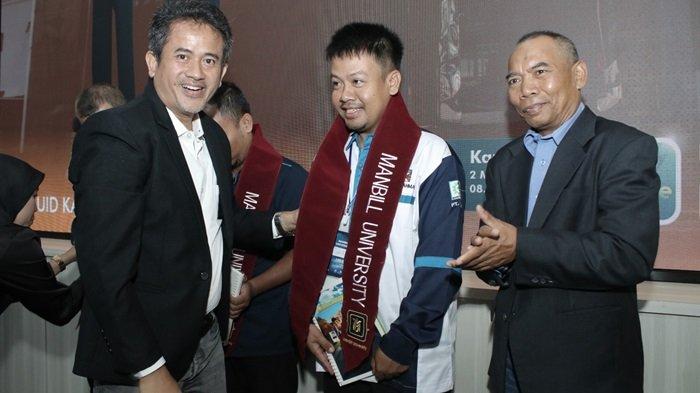 Pemasangan selendang ManBill University kepada peserta sebagai simbolis proses pelatihan telah dibuka pada Kamis (2/5) di UPDL Banjarbaru