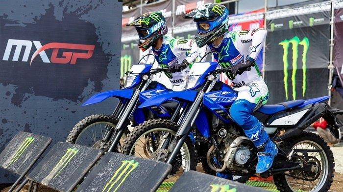 Pembalap Monster Energy Yamaha Factory MXGP Team, Jeremy Seewer dan Glenn Coldenhoff, saat akan start di sirkuit MXGP Selaparang di Lombok, Nusa Tenggara Barat.