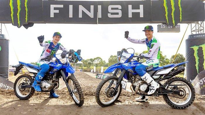 Pembalap Monster Energy Yamaha Factory MXGP Team, Jeremy Seewer dan Glenn Coldenhoff, saat di garis finish di sirkuit MXGP Selaparang di Lombok, Nusa Tenggara Barat.