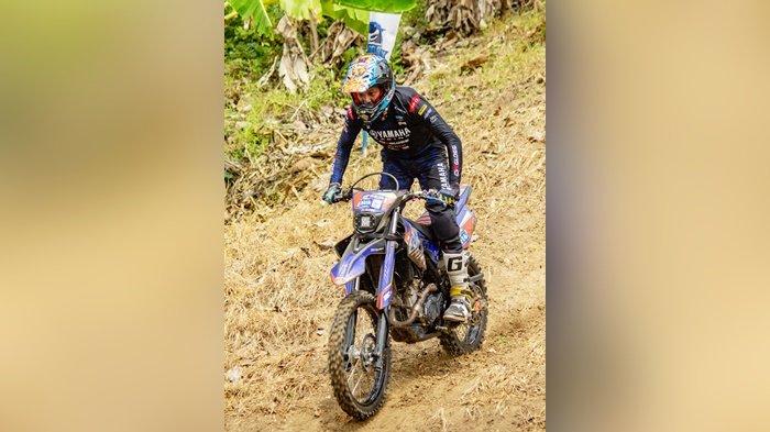 Pembalap profesional dan komunitas Yamaha menggunakan motor unggulan WR 155 R yang telah teruji, saat menaklukan tantangan trek offroad i Event Enduro Internasional.