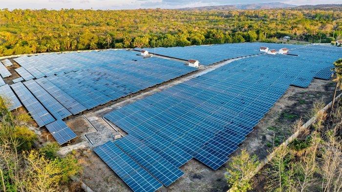 Pembangkit Listrik Tenaga Surya (PLTS) Oelpuah berkapasitas 5 megawatt peak (MWp) yang berlokasi di Kabupaten Kupang, Nusa Tenggara Timur. Pembangkit ramah lingkungan ini memperkuat sistem kelistrikan Timor dan bisa melistriki lebih dari 5.500 rumah tangga dengan daya 900 Volt Ampere.