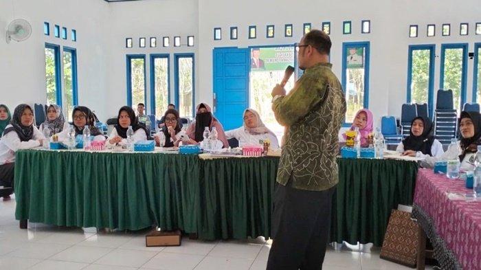 Pemberian materi pada pelatihan kader gizi desa di Balai Ekonomi Kreatif Kecamatan Angsana, Kabupaten Tanah Bumbu (Tanbu), Provinsi Kalimantan Selatan.