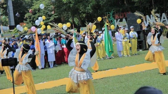 Pembukaan POPDA Kasel 2024 di lapangan Lambung Mangkurat dimeriahkan tarian.