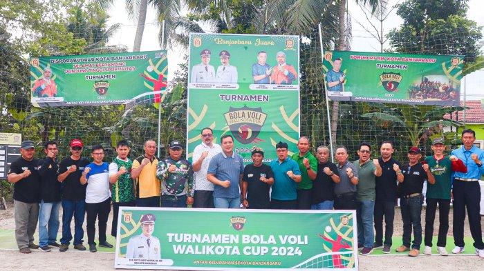 Foto bersama Pembukaan Turnamen Bola Voli Wali Kota Banjarbaru Cup Tahun 2024, di Lapangan Voly Wiyata Kelurahan Loktabat Utara
 