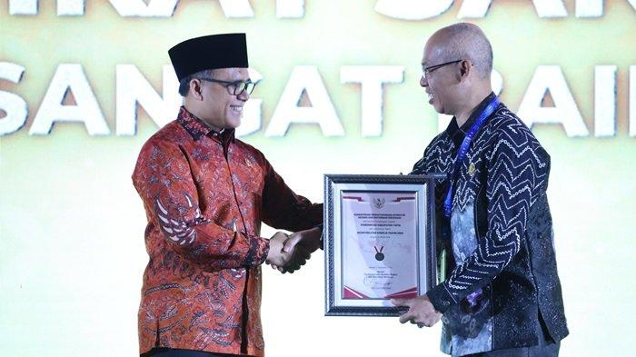 Pemerintah Daerah Kabupaten Tapin meraih penghargaan Sakip Award 2024 dari Menteri Pendayagunaan Aparatur Negara dan Reformasi Birokrasi (MenPANRB).
