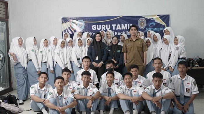 Pemerintah Kabupaten (Pemkab) Tanah Bumbu melalui Dinas Komunikasi Informatika Statistik dan Persandian (Kominfo SP), melaksanakan pembelajaran dasar tentang Produksi dan Siaran Program Televisi  kepada siswa siswi SMKN 2 Simpang Empat di Ruang Studio Foto TEFA Broadcasting dan  perfilman SMKN 2 Kecamatan Simpang Empat, Senin (2/9/2024).