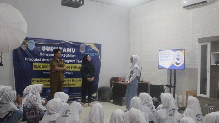 Pemerintah Kabupaten (Pemkab) Tanah Bumbu melalui Dinas Komunikasi Informatika Statistik dan Persandian (Kominfo SP), melaksanakan pembelajaran dasar tentang Produksi dan Siaran Program Televisi  kepada siswa siswi SMKN 2 Simpang Empat di Ruang Studio Foto TEFA Broadcasting dan  perfilman SMKN 2 Kecamatan Simpang Empat, Senin (2/9/2024).