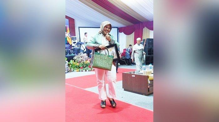Pemilik Fanesya Sasirangan, Jamilah, meraih Politala Award yang diterimanya pada Malam Puncak Dies Natalis ke-14 Politeknik Negeri Tanah Laut (Politala) di Pelaihari, Kalimantan Selatan, Jumat (22/9/2023).