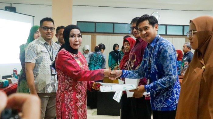 Pemko Banjarbaru menggelar workshop Kenaikan Pangkat Sekaligus Penjelasan Surat Edaran BKN Nomor 9 Tahun 2024 tentang Penjelasan Tambahan terkait Peraturan BKN Nomor 3 Tahun 2023 tentang Angka Kredit yang dibuka Pjs  Wali Kota Banjarbaru Dra Hj Nurliani, M.AP M di Aula Linggangan Intan Sekretariat DPRD Kota Banjarbaru, Jum'at (22/11/2024)