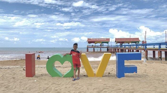 Penampakan terbaru Pantai Asmara di Desa Asam-asam Muara, Kabupaten Tanahlaut, Minggu (`8/6/2023).