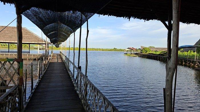 TITIAN DI TENGAH RAWA- Penampakan titian yang ada di objek wisata rumah terapung Desa Banyu Hirang, Kabupaten Hulu Sungai Utara (HSU), Kalsel.