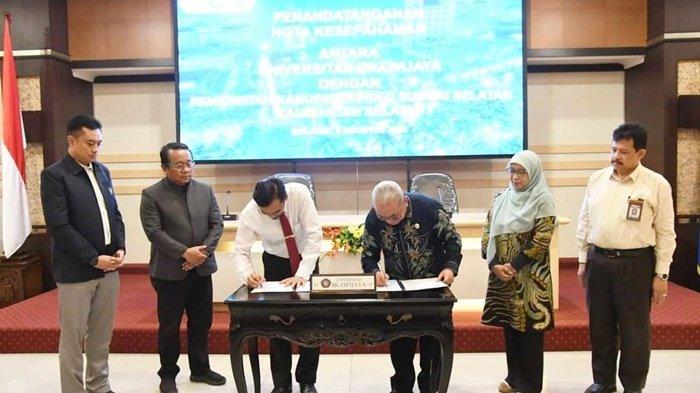 Penandatangan kesepakatan kerja sama pendidikan, penelitian, pengabdian kepada masyarakat serta peningkatan kualitas SDM antara Bupati Hulu Sungai Selatan (HSS), H Achmad Fikry, dan Rektor Universitas Brawijaya (UB), Profesor Widodo, Selasa (8/8/2023).