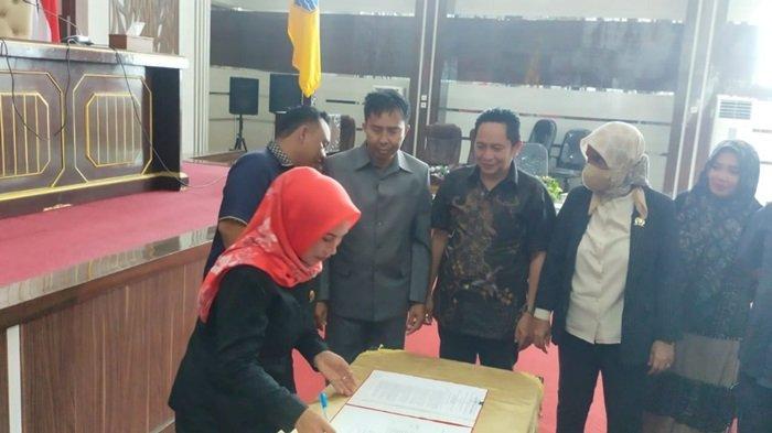 Penandatanganan berita acar usai rapat paripurna pengumuman calon pimpinan definitif periode 2024 - 2029, Sabtu (21/9/2024). 