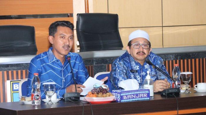 BUPATI DAN WAKIL BUPATI BANJAR 
 - Penandatanganan dan penyerahan dokumen Perjanjian Kinerja (PK) oleh kepala Perangkat Daerah disaksikan oleh Bupati Banjar dan Wakil Bupati Banjar di Aula Barakat Martapura, Jumat (7/2/2025)